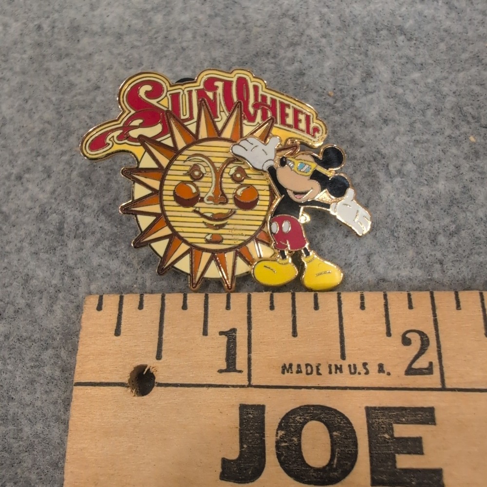 Disney Mickey Mouse Sun Wheel California Adventure Enamel Pin Trading 2003 Gold - Picture 2 of 4